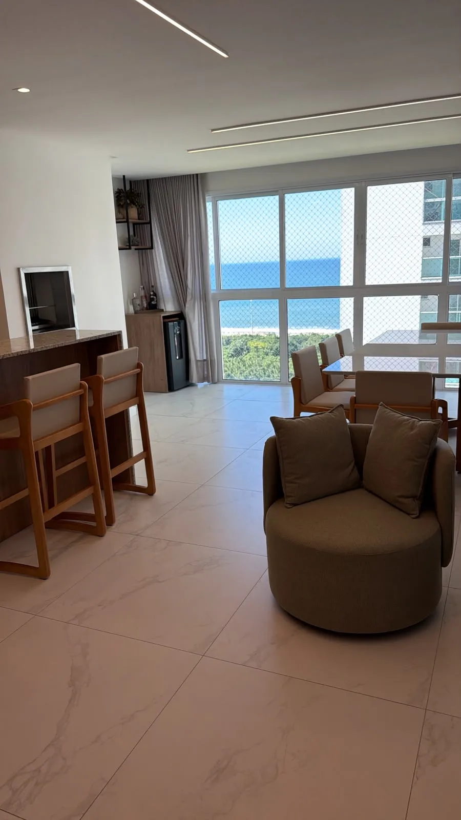 Al Mare Beach Front — Sala de estar e jantar